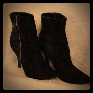 Jennifer Lopez, black heeled boots.